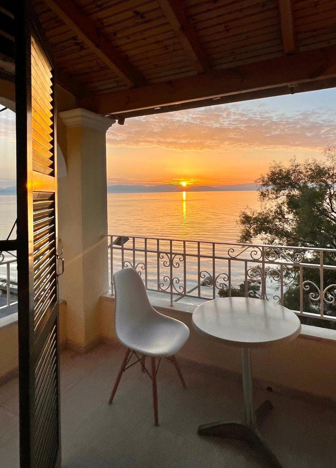 Aparthotel Ionian Mare Agios Ioannis Peristerion Exterior foto